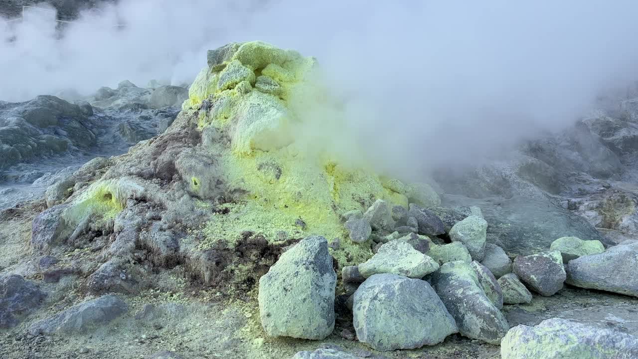 活火山硫磺罐冒出的蒸汽视频素材