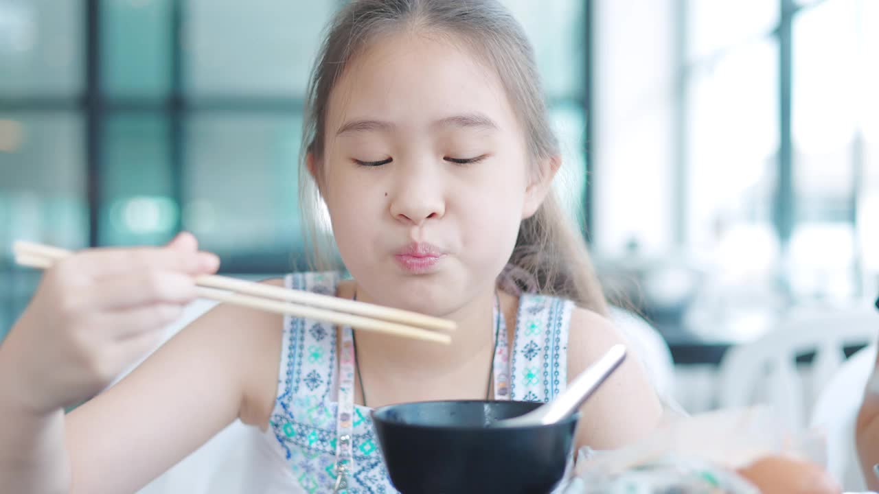 亚洲女孩和她妈妈一起吃午饭视频素材