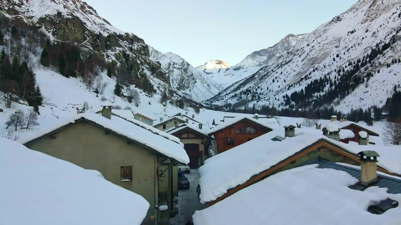 无人机在瑞士山区当地旅游胜地的森林房屋屋顶上空飞行，供游客休闲的不同类型的小屋，令人惊叹的冬季瑞士阿尔卑斯山全景，瑞士的寒假视频素材