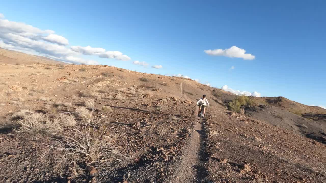 第一人称视角的骑自行车沿着沙漠小径视频素材