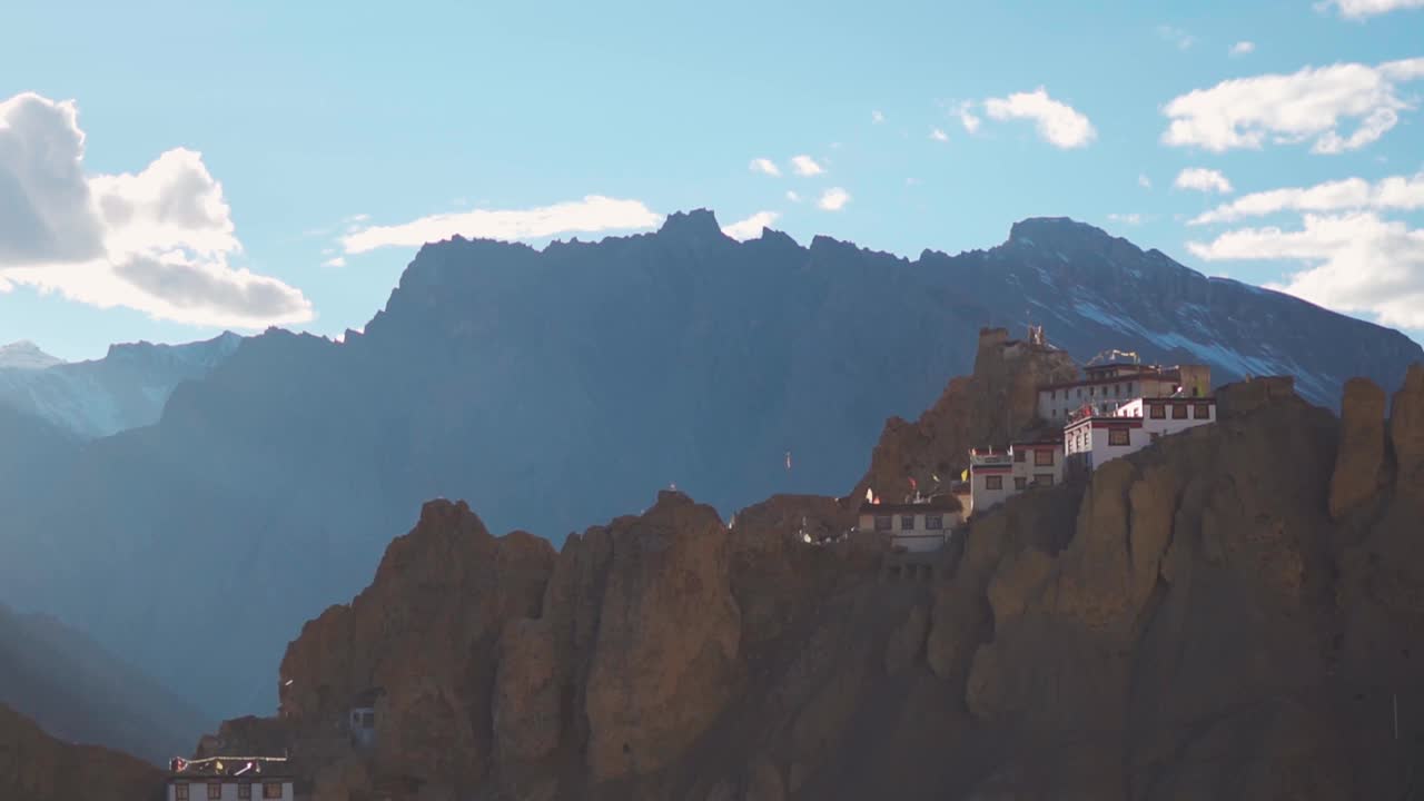 位于印度斯皮提山谷崎岖山崖上的丹卡尔修道院的美丽景色。日落时分的丹卡尔修道院。悬崖上的老修道院和村庄的房屋视频素材