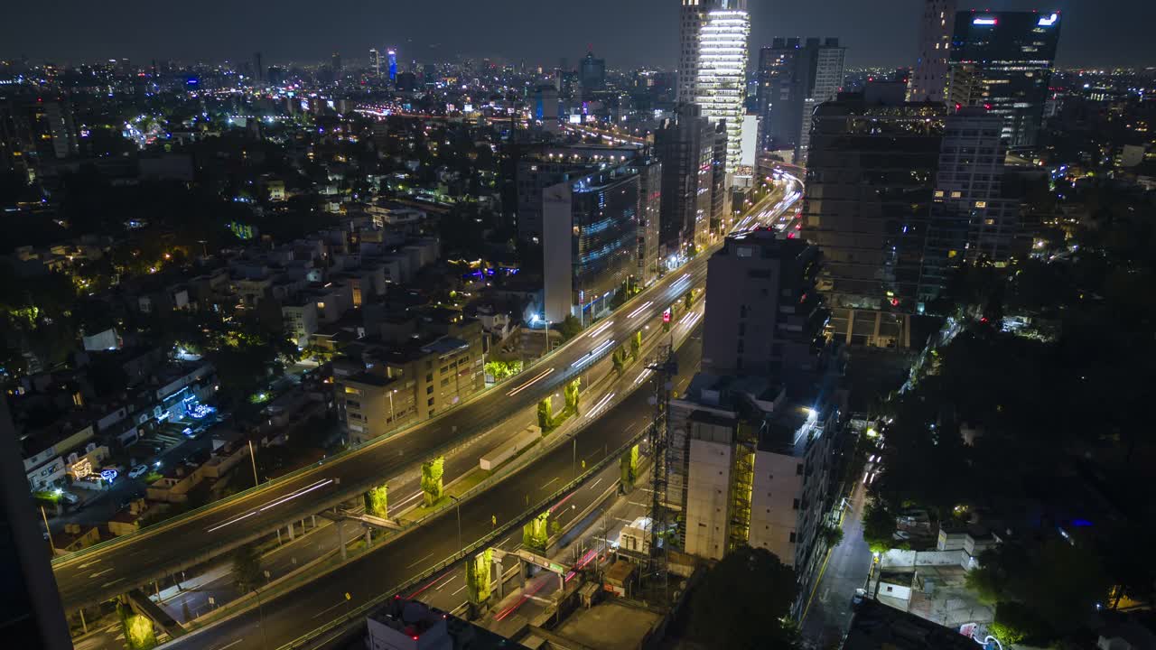 墨西哥城的夜间交通视频素材