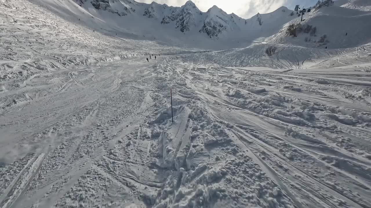 滑雪场人们骑着雪道滑雪，滑雪板索道滑雪，山上冬季景观鸟瞰视频素材