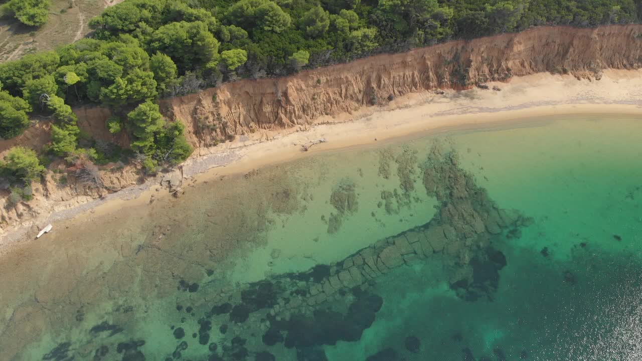 希腊斯基亚索斯岛的曼德拉基海滩视频素材