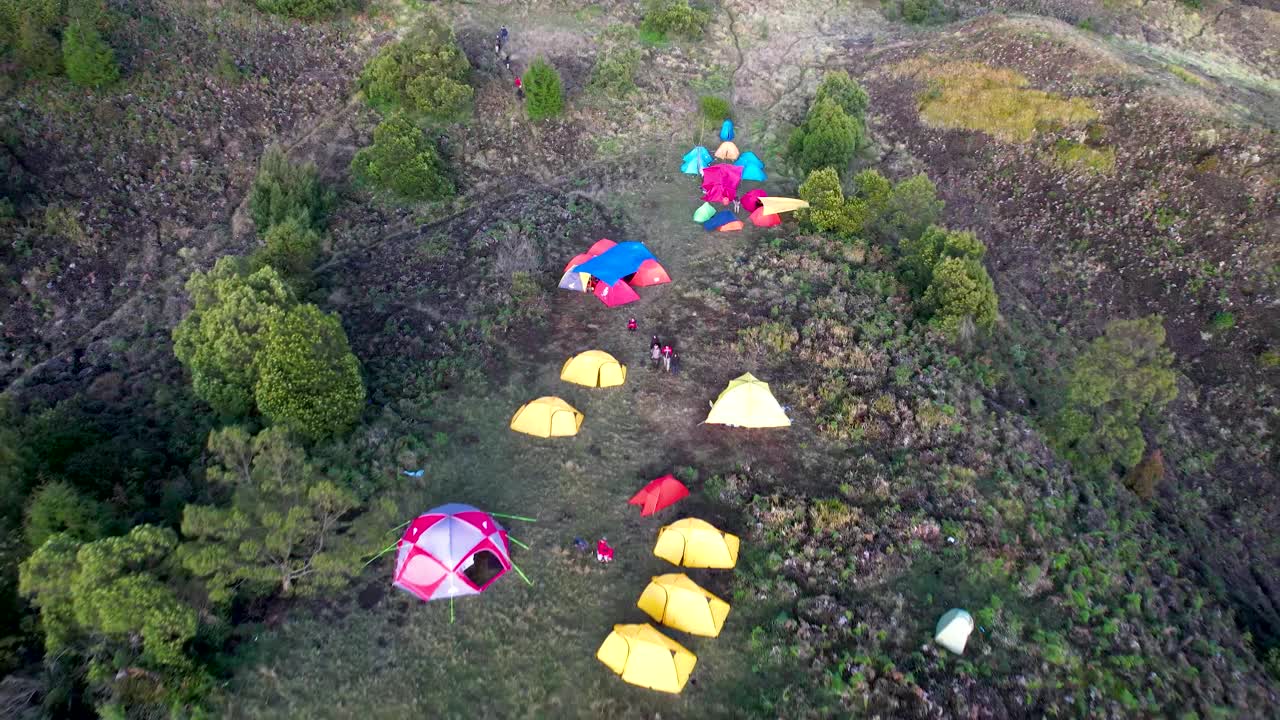 鸟瞰美丽的山峰普拉迪昂视频素材