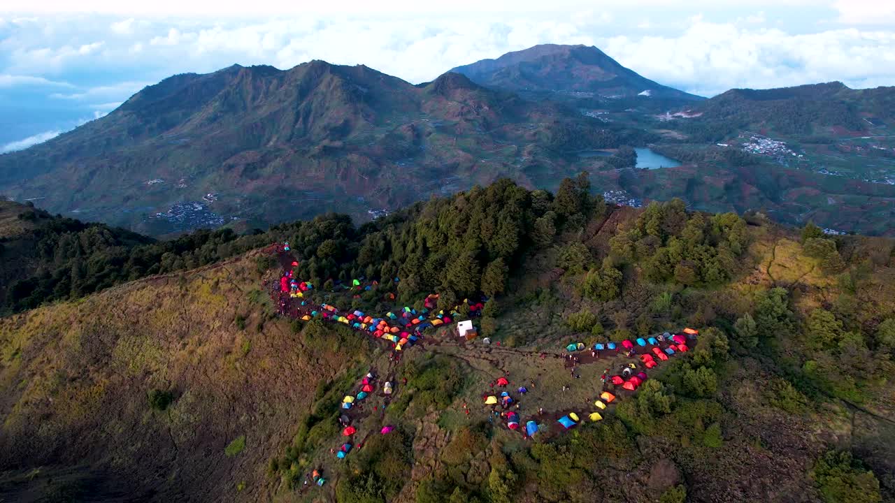 鸟瞰美丽的山峰普拉迪昂视频素材