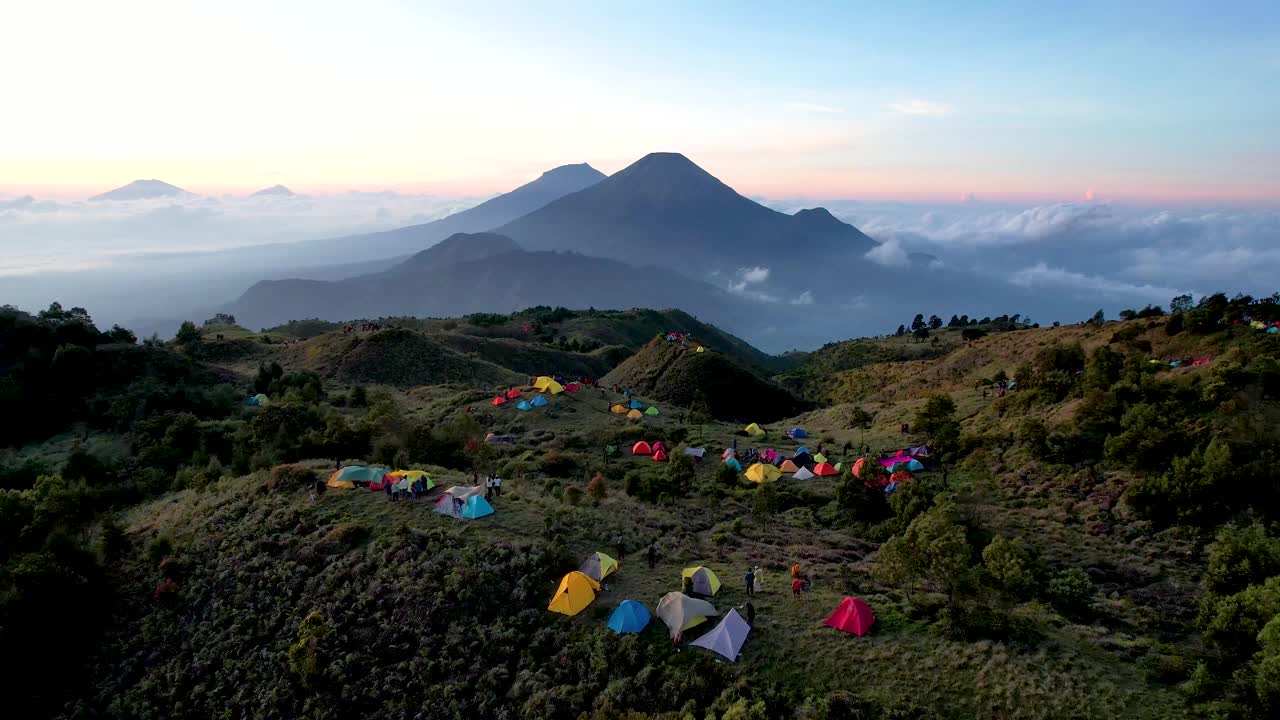 鸟瞰美丽的山峰普拉迪昂视频素材