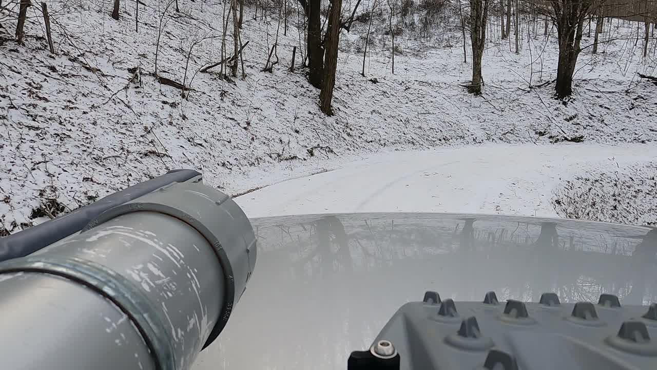 车顶架的观点，在国家森林与雪的土路上驾驶的越野车视频素材