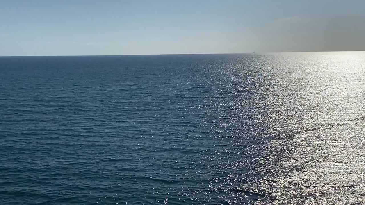 闪亮的海浪和蔚蓝的天空在夏日。视频素材