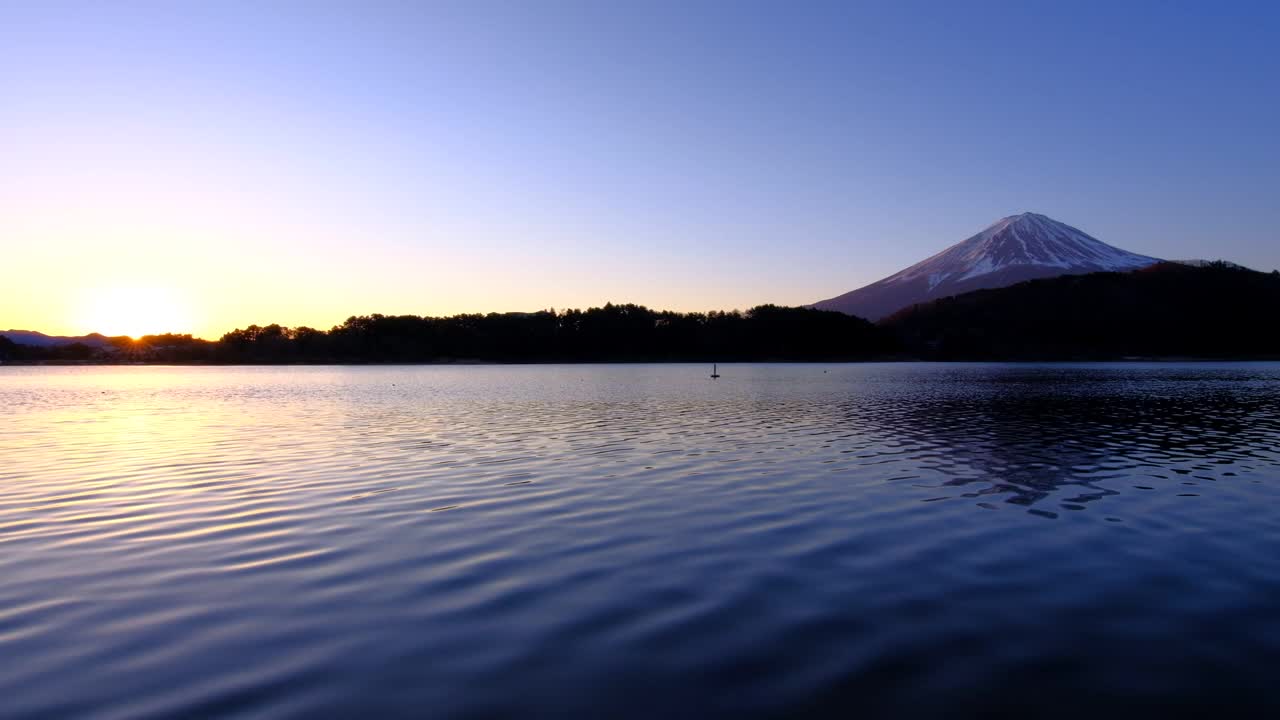 从川口湖和富士山看日出视频下载