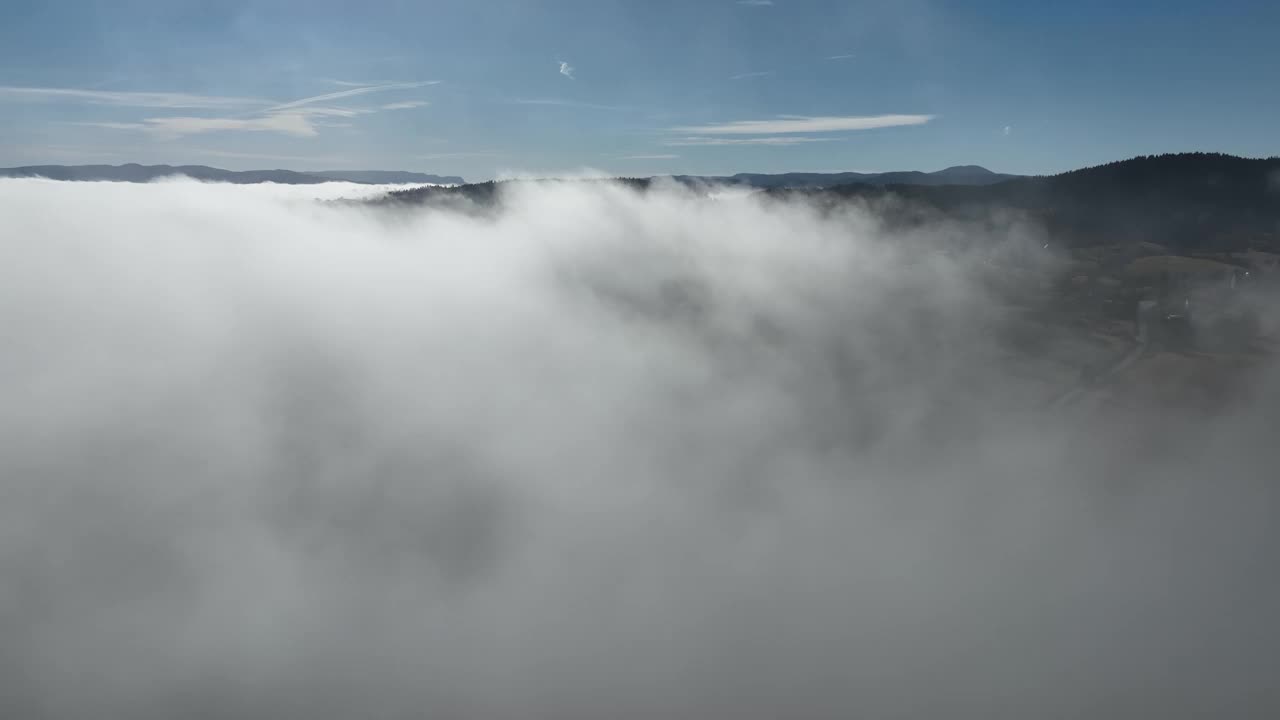 日出时无人机在云层上空飞行。飞越云层。清新的早晨和令人惊叹的阳光在云景。视频素材