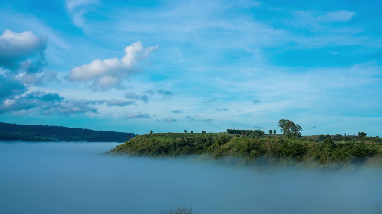 时光流逝，雾中的天空山脉在美丽的秋天在泰国碧差汶。雾山山谷，低云，森林，五颜六色的天空与。云杉雾林中的松树与明亮的日出视频素材