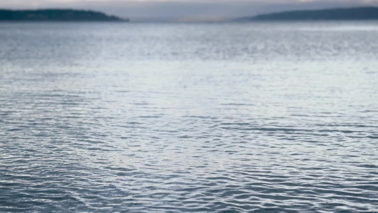 普吉特海湾缓缓翻滚的海浪的锁定镜头视频素材