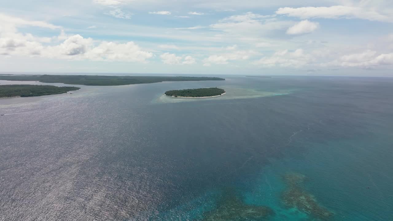 有海和岛的海景。视频素材