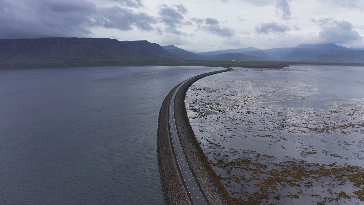 空旷的道路通过吉尔斯峡湾，西峡湾，冰岛视频素材