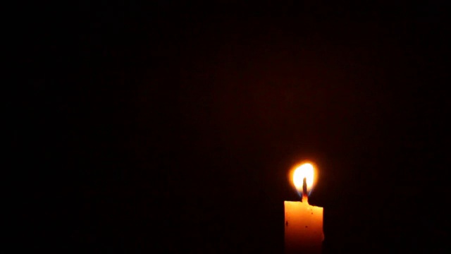 蜡烛燃烧的火焰视频素材