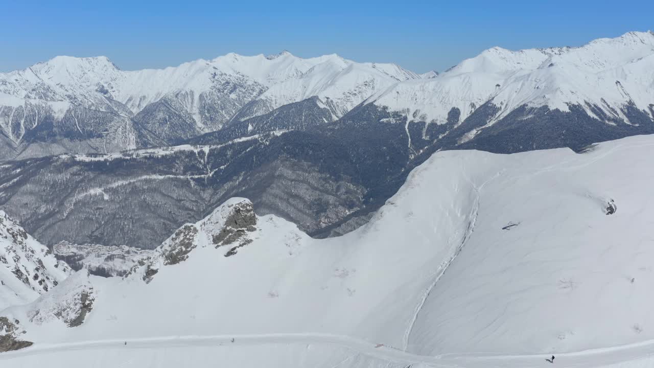 滑雪场山体景观石脊雪道滑雪滑雪板跑道鸟瞰视频素材