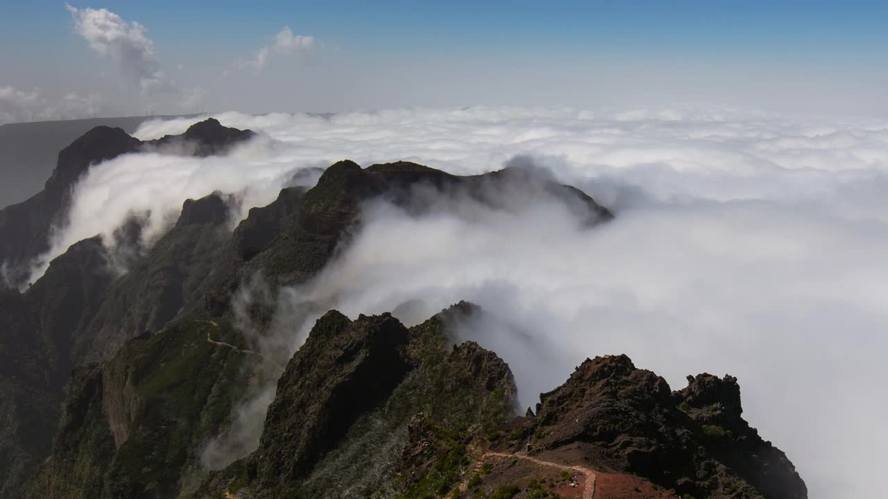 在葡萄牙马德拉岛的Pico Ruivo山道徒步旅行时，云倒置事件的时间推移视频素材