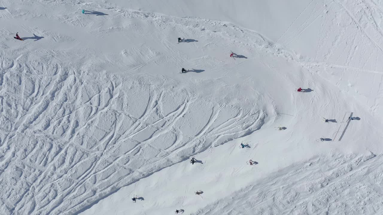 人们骑着滑雪板在雪道滑雪胜地的极限运动顶部拍摄鸟瞰图视频素材