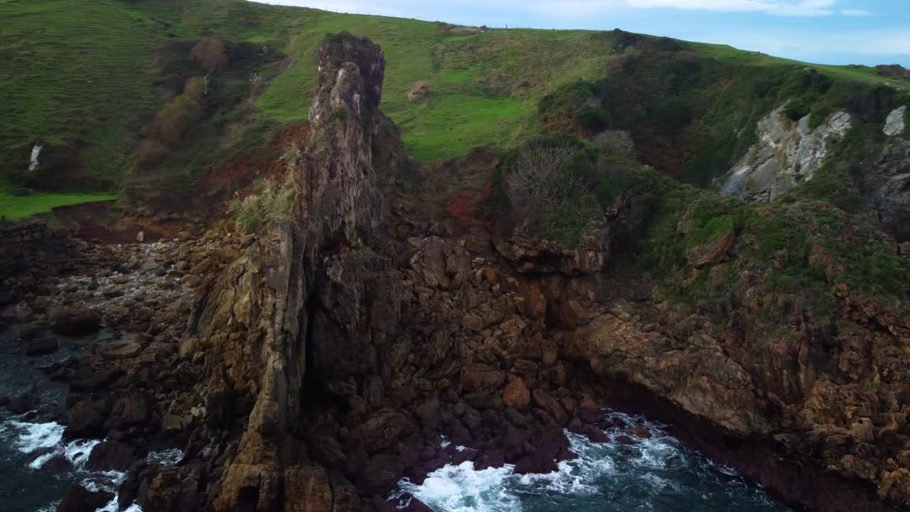 坎塔布里亚海海岸线和悬崖的风景鸟瞰图。高质量4k镜头视频素材