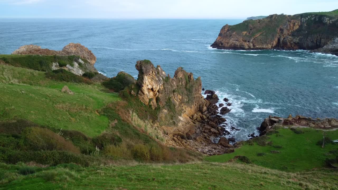 坎塔布里亚海海岸线和悬崖的风景鸟瞰图。高质量4k镜头视频素材