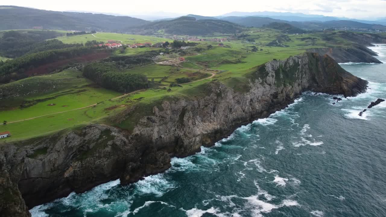 坎塔布里亚海海岸线和悬崖的风景鸟瞰图。高质量4k镜头视频素材