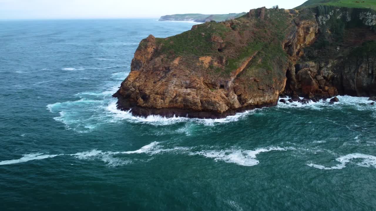 坎塔布里亚海海岸线和悬崖的风景鸟瞰图。高质量4k镜头视频素材