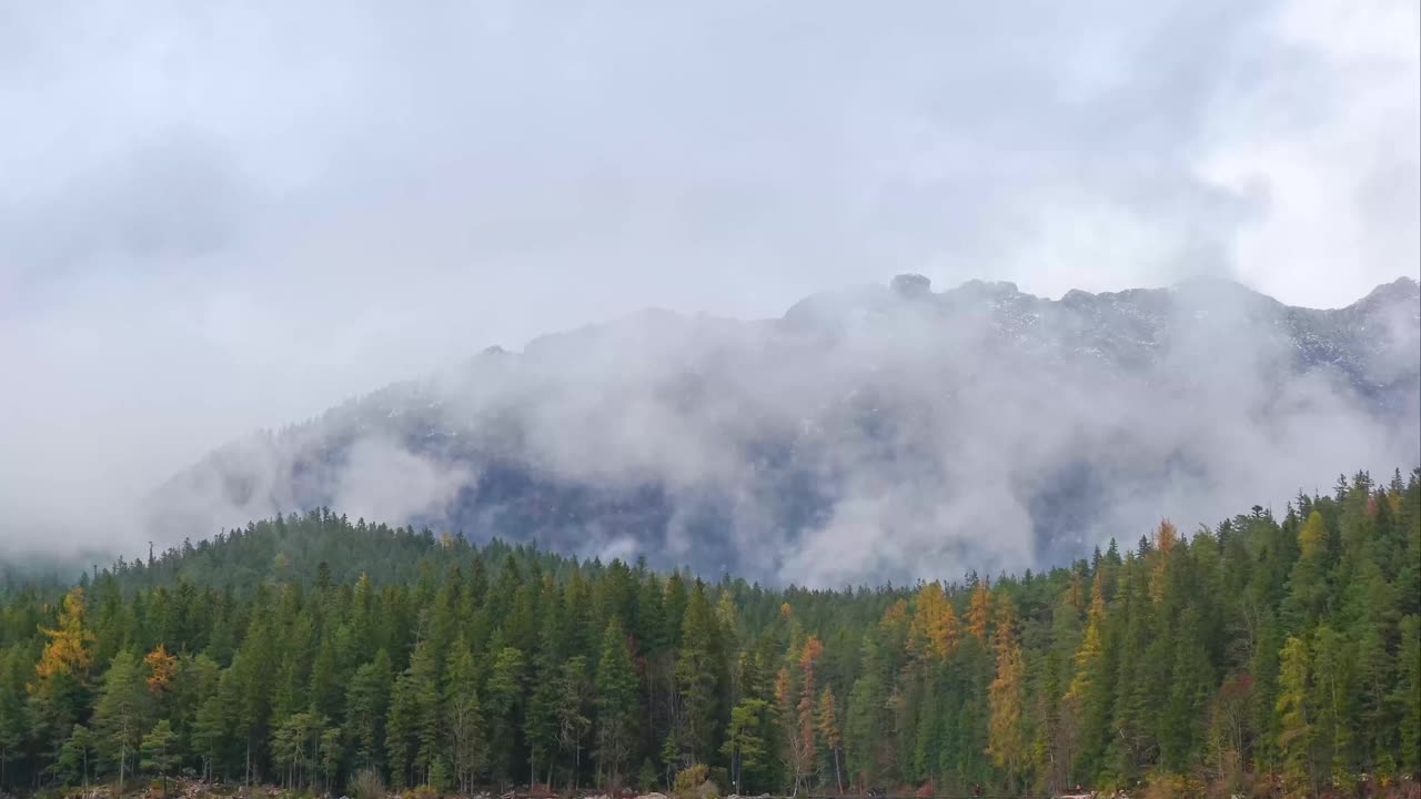 德国巴伐利亚的艾布西湖和阿尔卑斯山的时间流逝视频素材