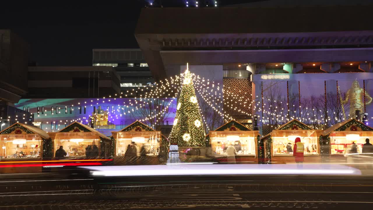 延时拍摄:韩国首尔光化门广场圣诞市场上的行人和游客视频素材