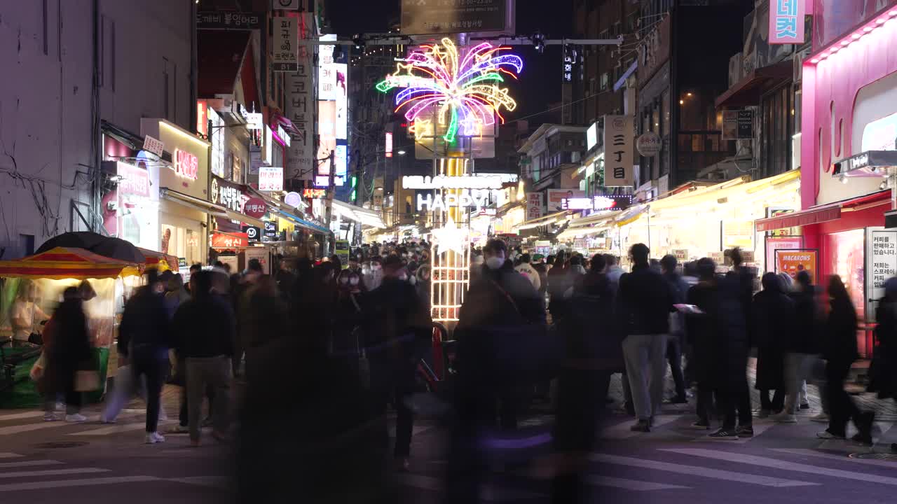 延时摄影:圣诞节和新年期间，韩国首尔弘大区行人和游客步行购物视频素材