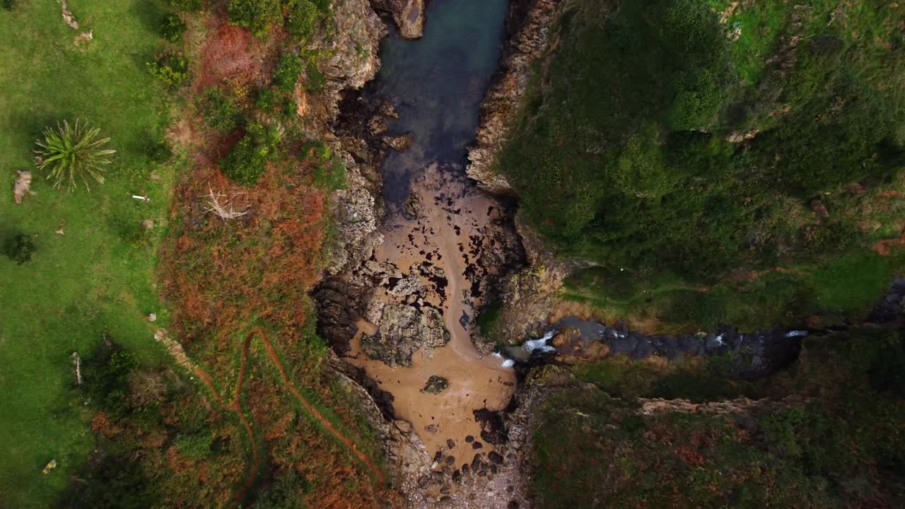 海浪拍打岩石背景的鸟瞰图。高质量4k镜头视频素材