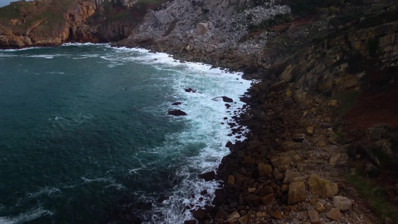 坎塔布里亚海海岸线和悬崖的风景鸟瞰图。高质量4k镜头视频素材