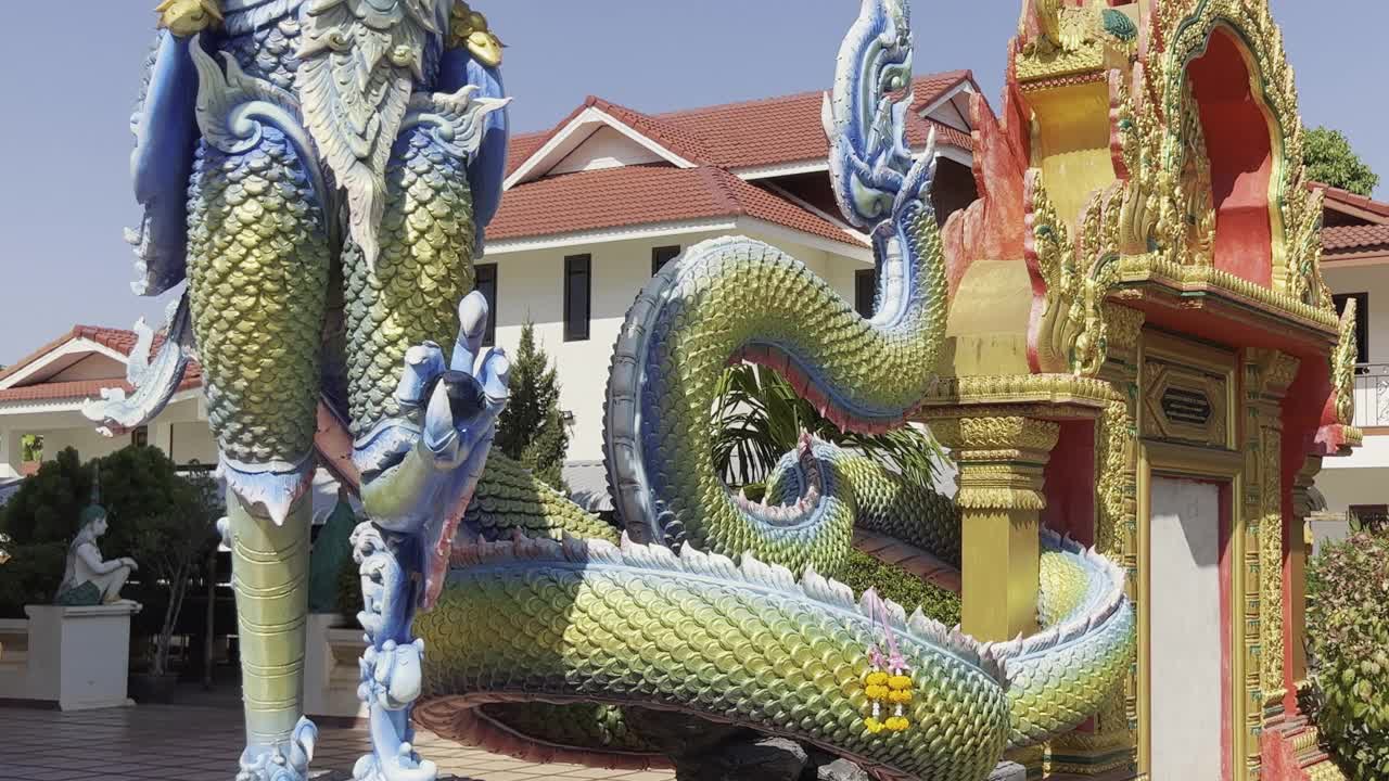 佛教寺庙中的那迦雕像。视频素材