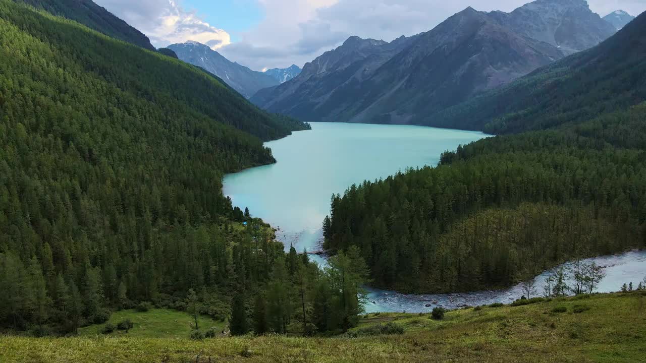 阿尔泰山脉的库切尔林湖绿松石的迷人景色视频素材