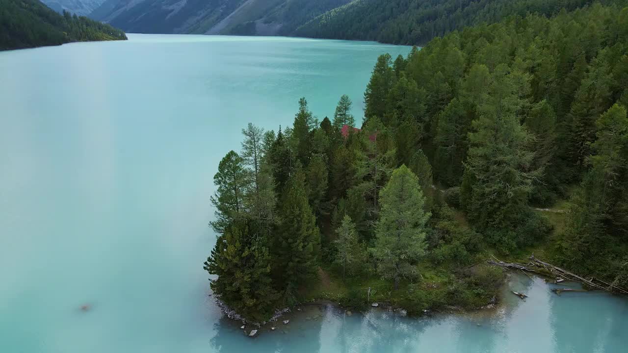 阿尔泰山脉的库切尔林湖绿松石的迷人景色视频素材