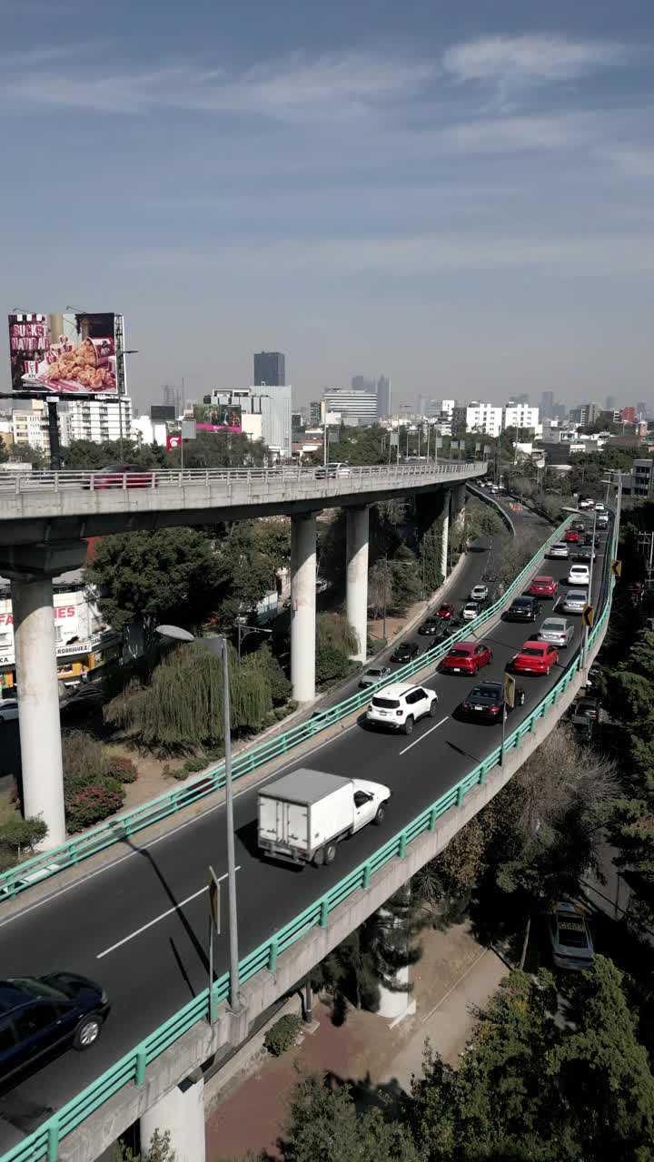 墨西哥城的交通和高架道路视频素材