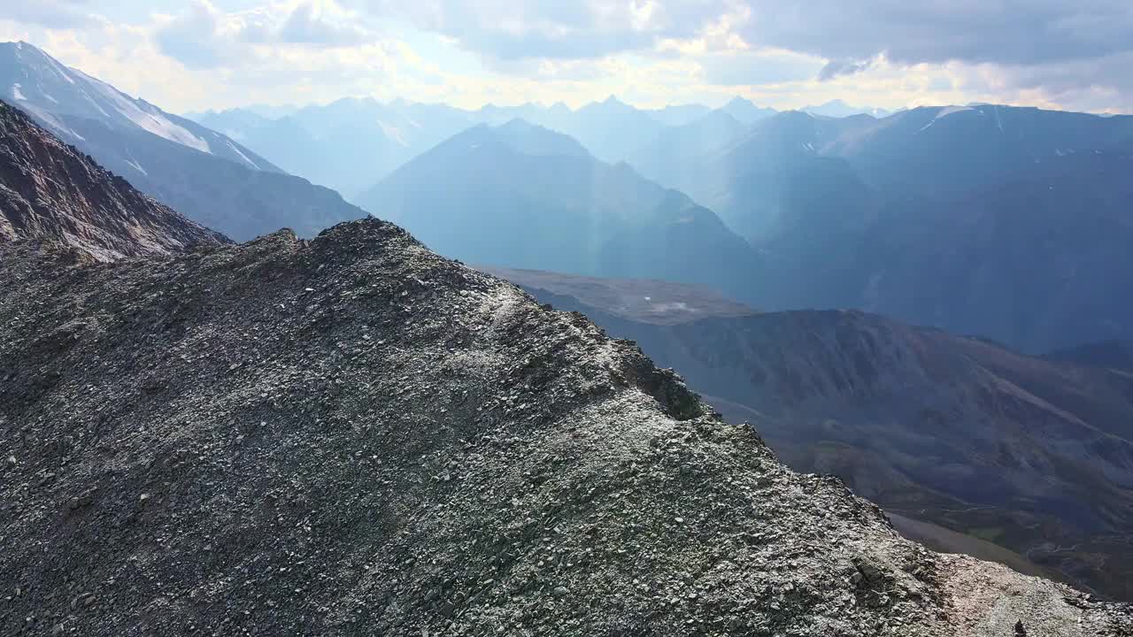 阿尔泰山脉的一个美丽的高山山谷。山脉、山口和雪原。鸟瞰图视频素材