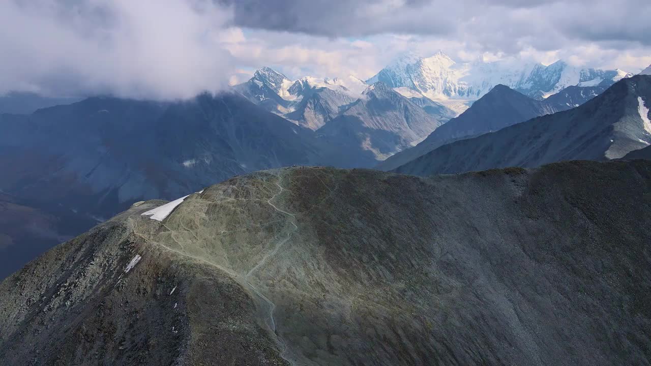 阿尔泰山脉的一个美丽的高山山谷。山脉、山口和雪原。鸟瞰图视频素材