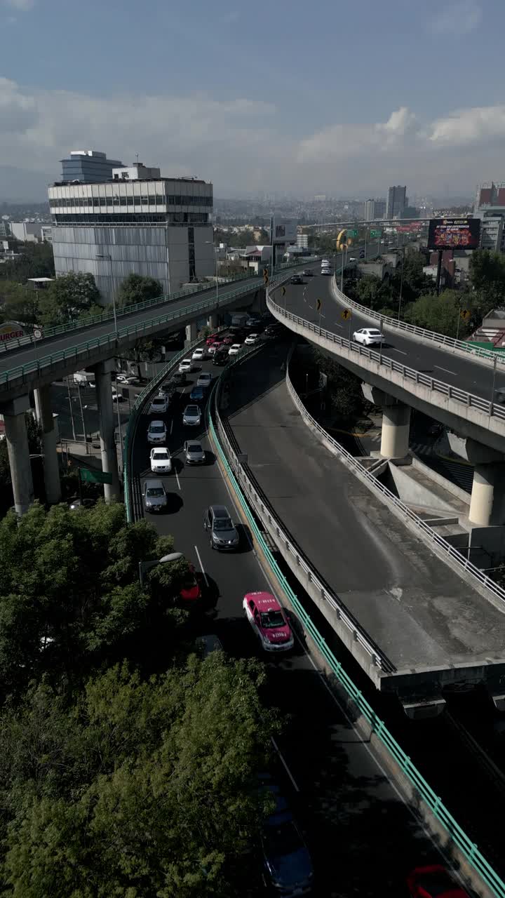 墨西哥城的交通和高架道路视频素材