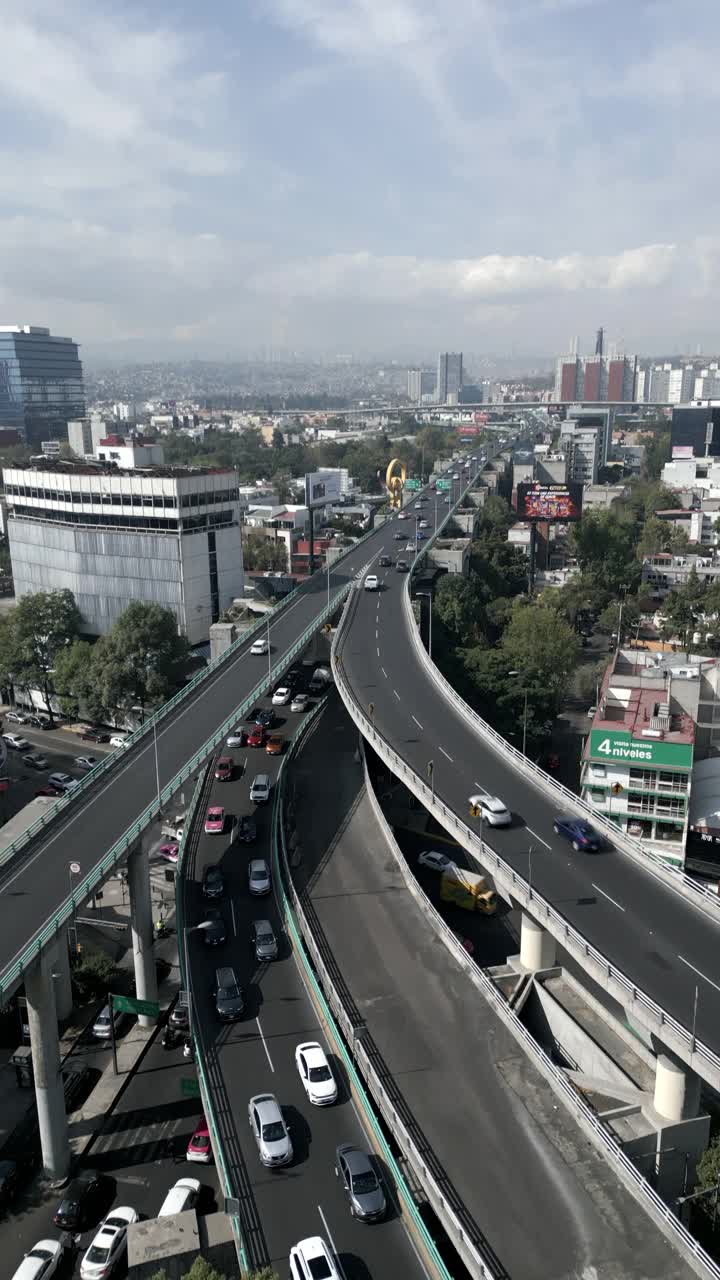 墨西哥城的交通和高架道路视频素材