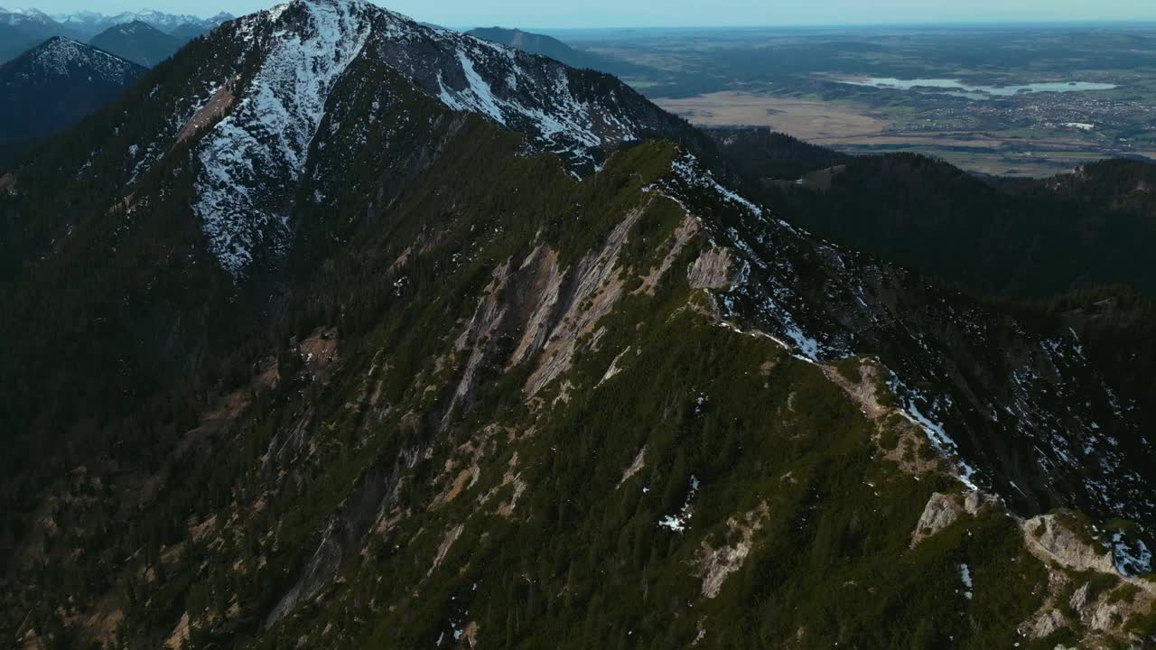 赫尔佐格斯坦德山位于巴伐利亚阿尔卑斯山脉的顶峰，毗邻瓦尔钦塞湖和科切尔塞湖以及环绕慕尼黑的阿尔卑斯山麓。徒步，攀爬和户外徒步，风景如画的无人机空中视角在雪山和冬天在4K视频素材