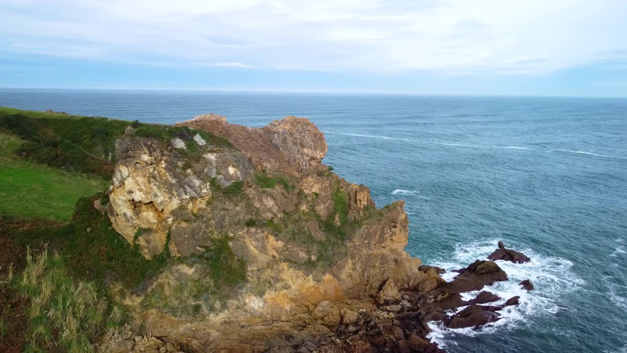 坎塔布里亚海海岸线和悬崖的风景鸟瞰图。高质量4k镜头视频素材