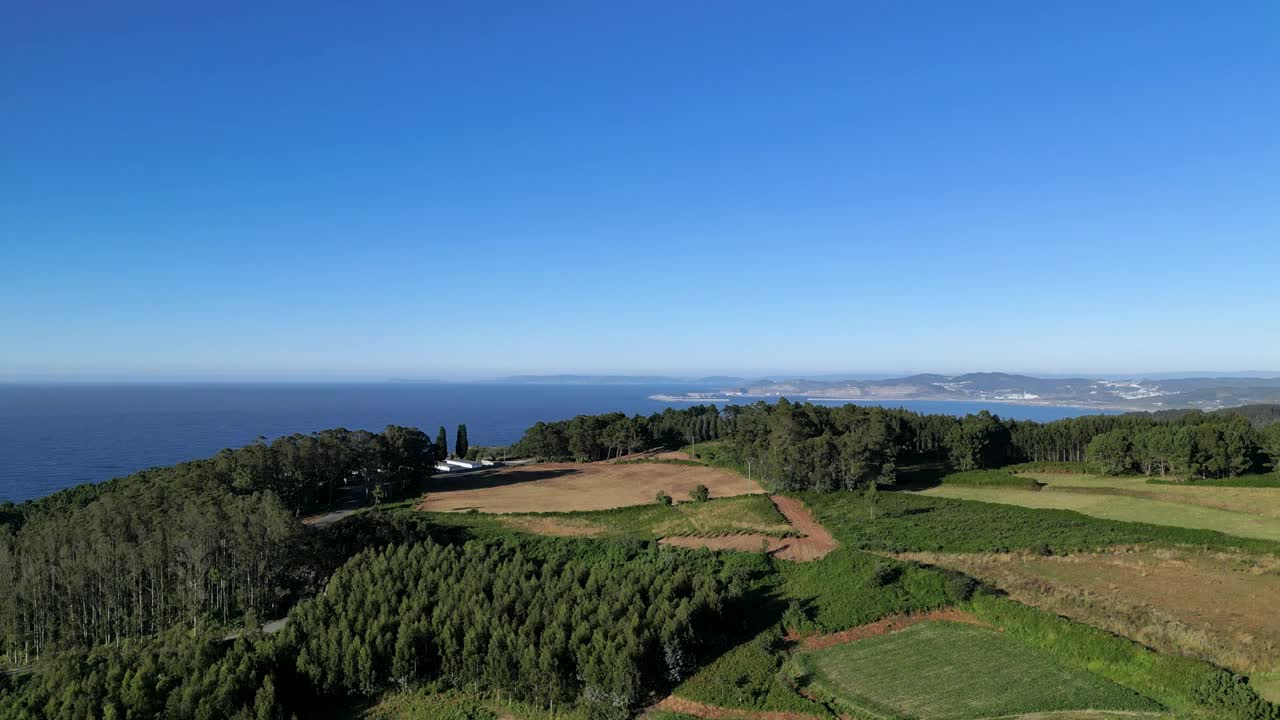 森林山脉和沿海城镇的全景视频素材