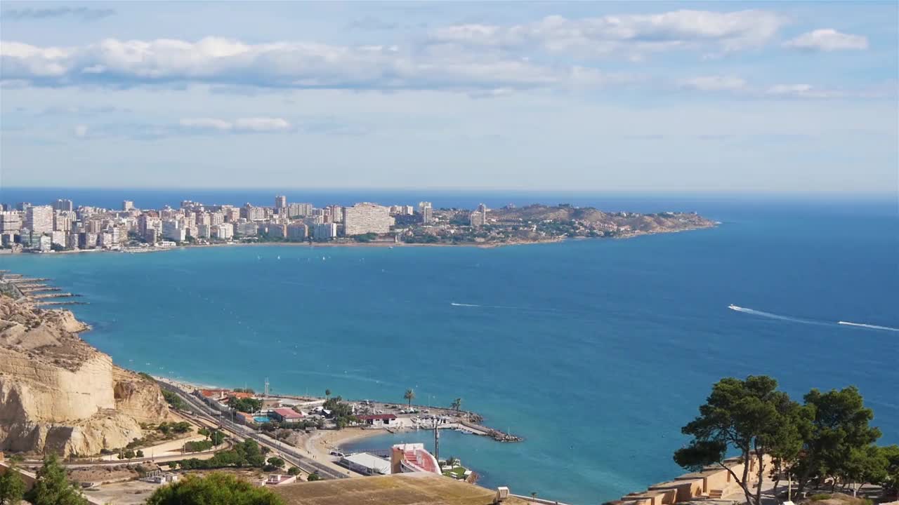 在阳光明媚的日子里，地中海海湾和海滨城市的景色视频素材