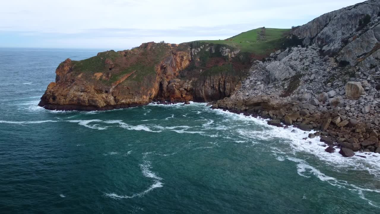 坎塔布里亚海海岸线和悬崖的风景鸟瞰图。高质量4k镜头视频素材