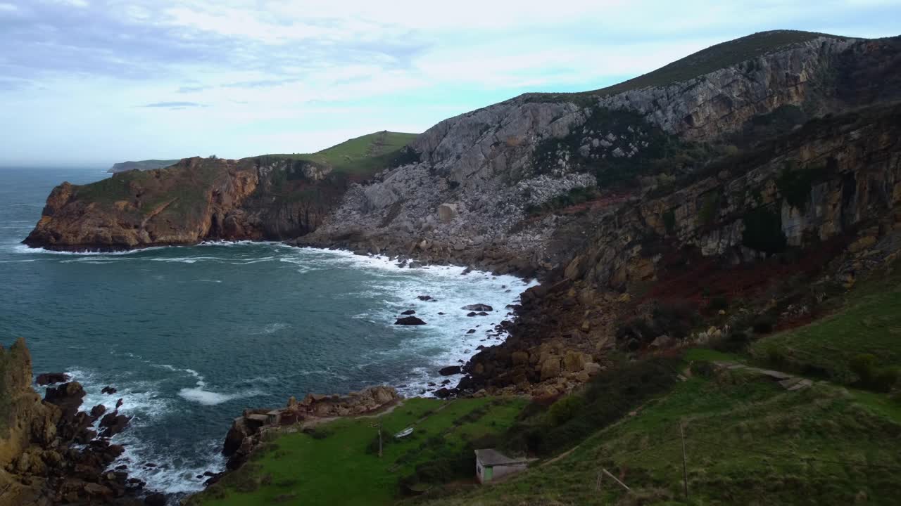 坎塔布里亚海海岸线和悬崖的风景鸟瞰图。高质量4k镜头视频素材