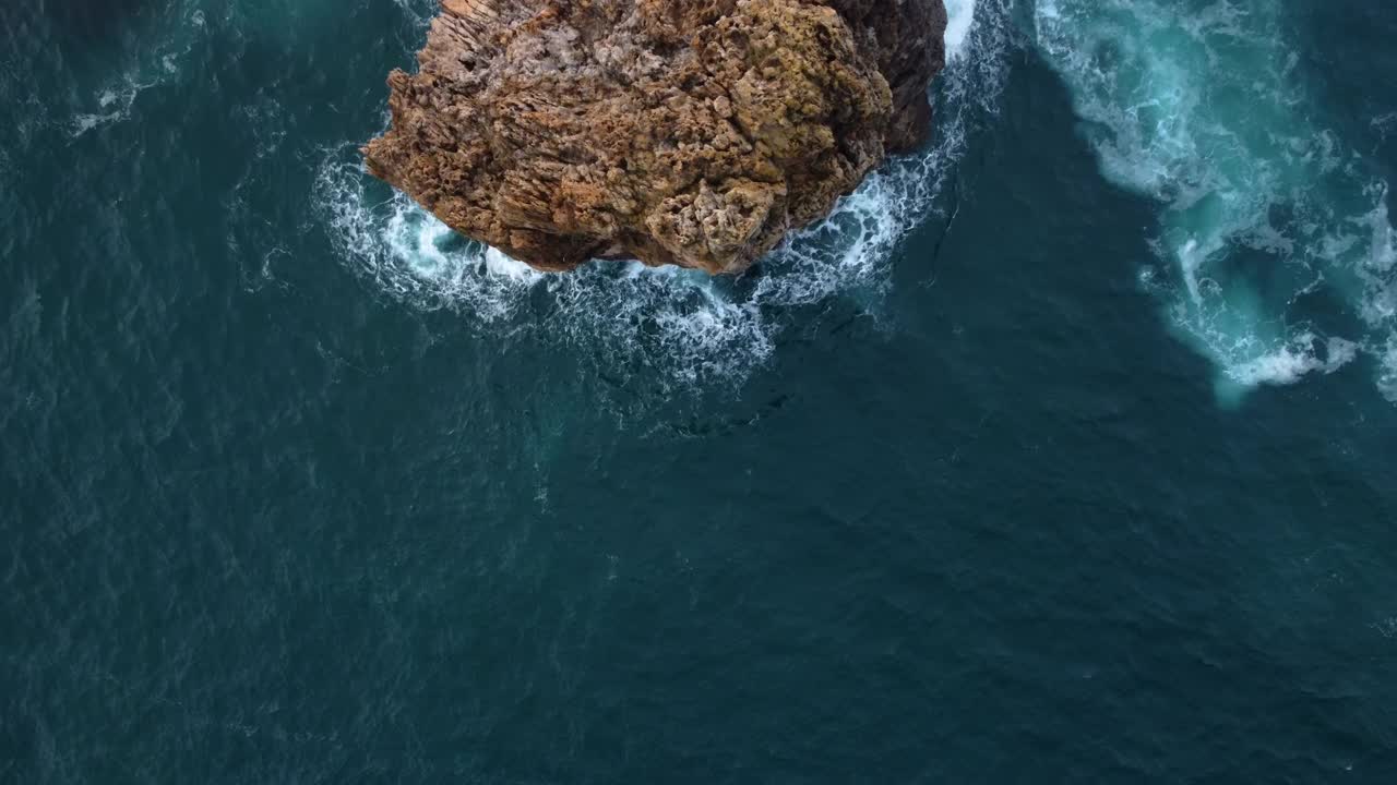 坎塔布里亚海海岸线和悬崖的风景鸟瞰图。高质量4k镜头视频素材