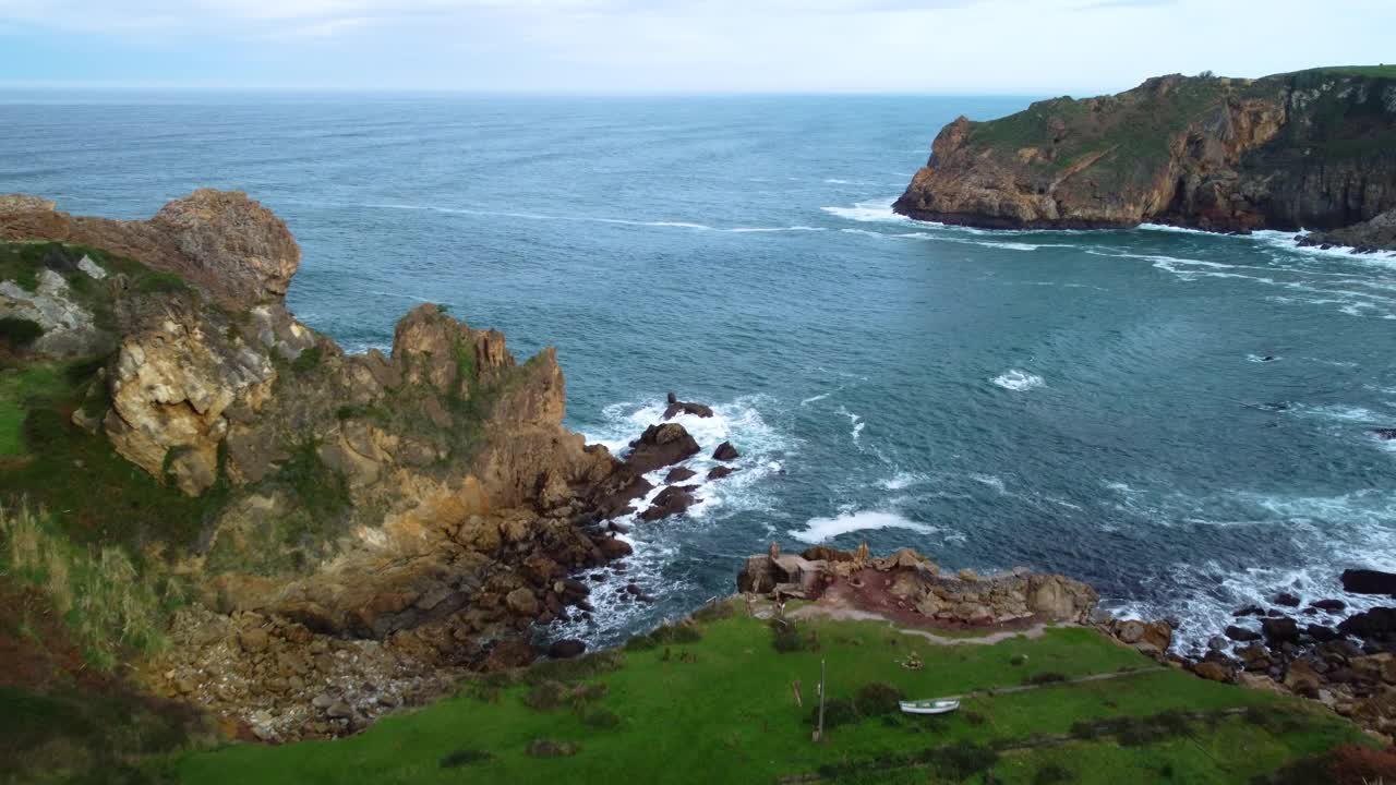 坎塔布里亚海海岸线和悬崖的风景鸟瞰图。高质量4k镜头视频素材