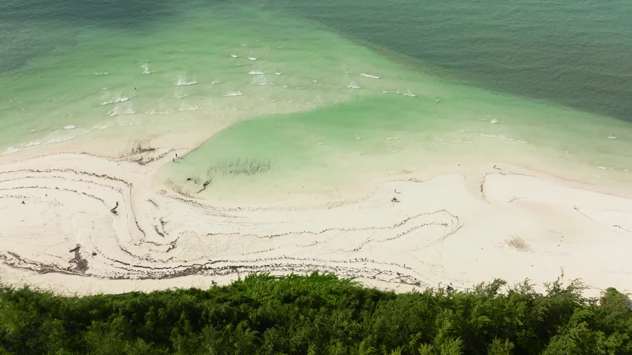 有海和岛的海景。视频素材