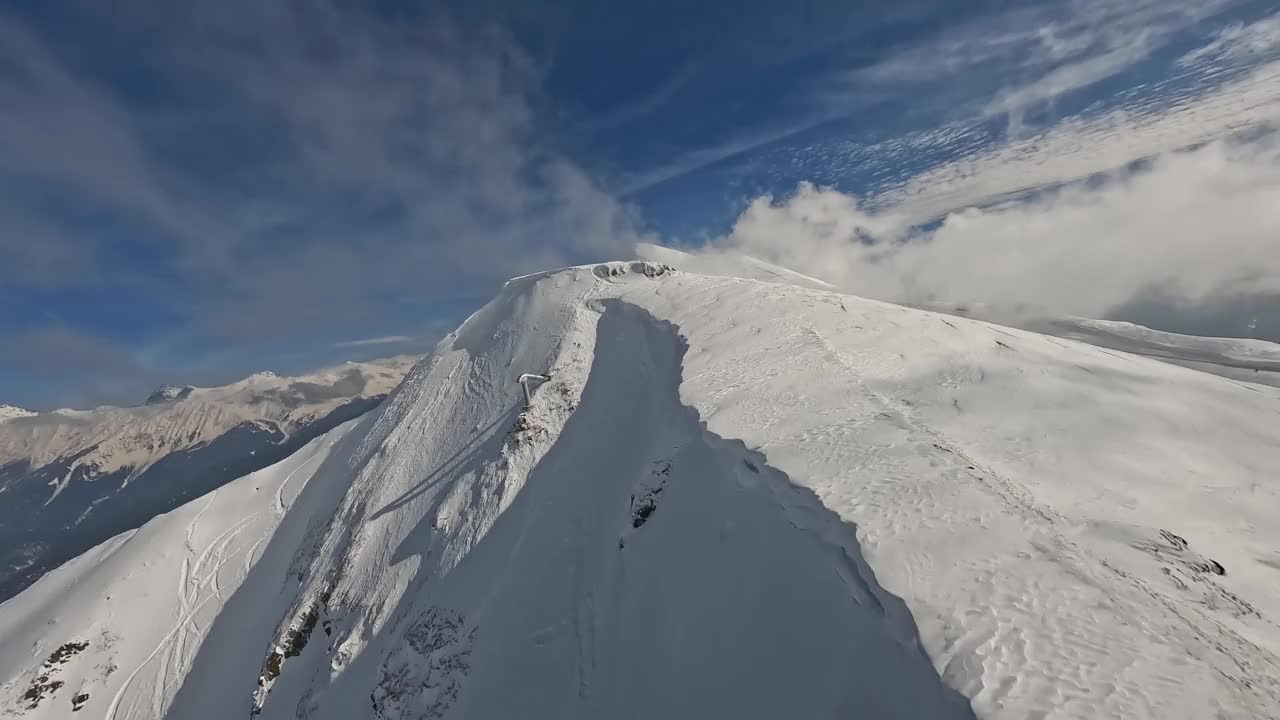 高山阳光景观石脊坡电影化滑雪场高山环境鸟瞰视频素材